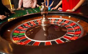 Antarmuka seluler jowotogel yang menonjol dalam ponsel modern di tangan pengguna